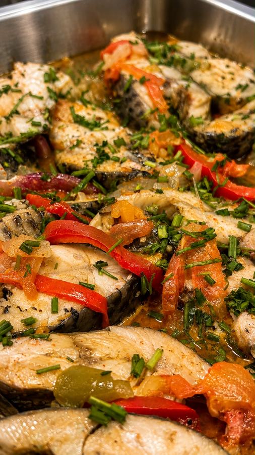 Peixe grelhado com pimentões no buffet do Gula's