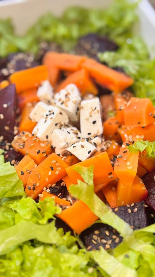 Salada de beterraba, cenoura e queijo no salad bar do Gula's
