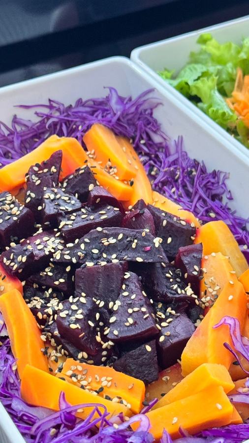 Salada de legumes frescos no salad bar do Gula's