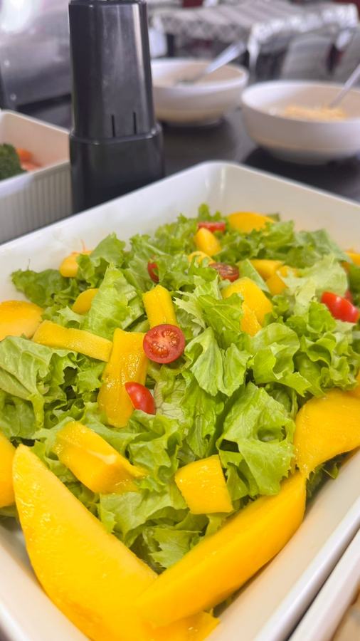 Salada verde com manga e tomate no salad bar do Gula's