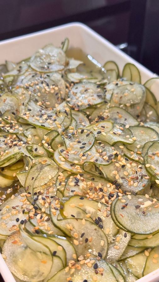 Salada de pepino temperada no salad bar do Gula's