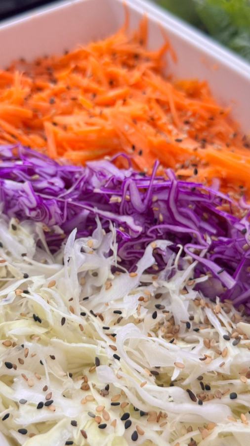 Salada de repolho, cenoura e beterraba no salad bar do Gula's